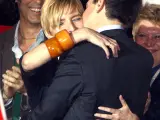 El presidente del Gobierno, José Luis Rodríguez Zapatero, abraza a su esposa, Sonsoles Espinosa, para celebrar la victoria del partido, ante la sede del PSOE de la calle Ferraz.