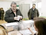El coordinador regional de IU de Castilla y León, José María González, en el momento de votar.