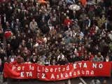Miles de personas protestaron ayer, lunes, por la muerte del ex concejal socialista Isaías Carrasco en Mondragón. V.W/REUTERS