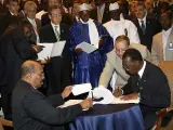 Omar Hassan al-Bashir e Idriss Deby firman la paz entre Sudán y Chad. (Normand Blouin / Reuters).