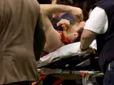 Garbajosa, retirado en camilla tras lesionarse en el tobillo izquierdo. (EFE)