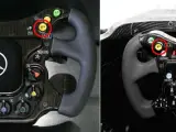 El volante del McLaren, con el de este año a la izquierda y el de 2007 a la derecha. El botón de limitador de velocidad (amarillo y con una P) ha cambiado de lugar. (Archivo)