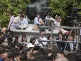 Algunos niños se subieron a la estatua de Martínez Montañés de una abarrotada Plaza del Salvador para no perderse ningún detalle.