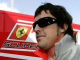 Fernando Alonso, junto al motor-home de Ferrari.