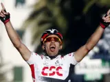 El suizo Fabian Cancellara, del CSC, celebra su triunfo en la Milan-San Remo.