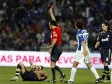 Iturralde expulsa al jugador del Recreativo Quique Álvarez con Robben tendido en el suelo lesionado.