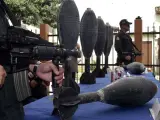 Dos militares colombianos custodian unas granadas decomisadas a las FARC (AGENCIAS).