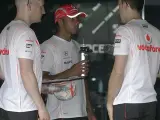 Lewis Hamilton analiza con sus mecánicos el GP de Malasia.