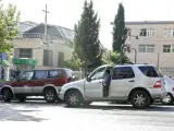 Dos todoterrenos aparcados en una calle. ARCHIVO