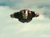 Robert Downey jr. se mete dentro de la armadura de 'Iron Man'.