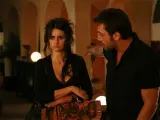 Penélope Cruz y Javier Bardem interpretan a una pareja rota... pero muy unida, sobre todo debido a los celos de ella.