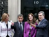 Sarkozy (2º izq), y su esposa Carla Bruni (2ª dcha) posan junto a Gordon Brown (dcha) y su esposa Sarah Brown. (ARCHIVO)