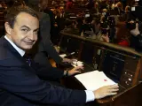 Zapatero sonríe desde su escaño en una imagen tomada el martes (Foto: Reuters).