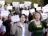 Funcionarios de Justicia no transferida protestan con pancartas en Madrid (Foto: Efe).