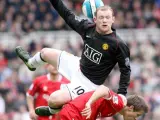 El inglés Rooney lucha por un balón aéreo durante un partido.