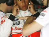 Lewis Hamilton se tapa los oídos en Bahrein (REUTERS).