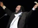 El tenor italiano Luciano Pavarotti durante una actuación. (ARCHIVO)