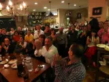 Familiares y amigos se reunieron para ver la gala en el bar de los padre de Miriam