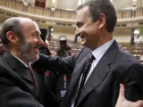 Alfredo Pérez Rubalcaba felicita a José Luis Rodríguez Zapatero después de que éste haya sido investido hoy presidente del Gobierno (EFE).