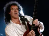 Brian May, guitarrista del grupo musical Queen, durante un concierto.