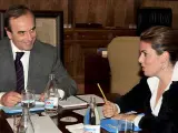 Los portavoces en el Congreso del PSOE, José Antonio Alonso, y del PP, Soraya Sáenz de Santamaría, en su reunión de este jueves. (Gustavo Cuevas / EFE).