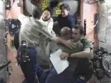 Tripulantes de la 'Soyuz' se abrazan. (RTRPIX)