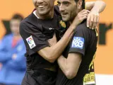 El centrocampista venezolano del Mallorca, Juan Fernando Arango, es felicitado por su compañero Dani Güiza. (EFE)