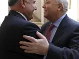 Moratinos saluda a Riad Malki durante su encuentro en Madrid (EFE).