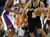 Tony Parker, base de los San Antonio Spurs, defendido por Raja Bell, de los Phoenix Suns.