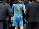Rijkaard consuela a Milito tras el partido. (Efe)