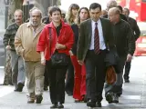 La alcaldesa de Arrasate llega a la Audiencia Nacional acompañada de su abogado y del presidente de ANV. (Foto: Efe).