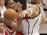 El alero de los Houston Rockets, Tracy McGrady, lucha por el balón con el ala-pívot de los Utah Jazz, Carlos Boozer.