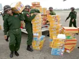 Soldados birmanos descargan de una avión militar tailandés alimentos y medicamentos. (EFE/Thai Royal Air Force)