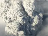 El volcán Chaitén sigue lanzando ceniza y lava al sur de Chile. Varios vuelos en la zona de la Patagonia han sido cancelados para evitar el denso humo de la erupción.