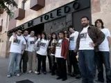 Un grupo se han concentrado hoy, a favor de la libertad de expresión, en la puerta de los Juzgados de Toledo.