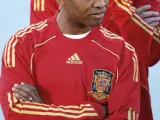 El futbolista posa con la camiseta que lucirá la selección en la Eurocopa. (AGENCIAS)