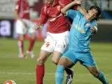 El centrocampista del Real Murcia, Álvaro Mejía (i), disputa el balón con el delantero mejicano del FC Barcelona, Giovani dos Santos (d). (EFE)