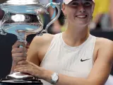 La tenista rusa Maria Sharapova posa con su trofeo tras proclamarse ganadora de la final del Abierto de Australia.