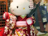 Una muñeca "Hello Kity" vestida con kimono y bajo vigilancia policial en una imagen de archivo.