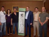 Imagen del acto de entrega del pergamino a la corporación municipal.