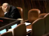El primer ministro israelí, Ehud Olmert, ayer en una sesión del Parlamento israelí (Efe / Olivier Fitoussi)