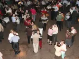 Un grupo de personas bailan en una fiesta. (ARCHIVO)