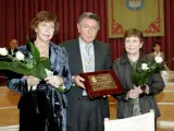 La viuda de Azcona (i), el alcalde de Logroño y la hermana del escritor durante el homenaje. EFE