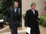A la izquierda, Rafael del Pozo, acompañado por su abogado, a su llegada al Juzgado de Marbella el pasado mes de enero. (EFE)