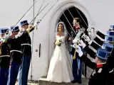 El Príncipe Joaquín de Dinamarca y la francesa Marie Cavallier tras celebrar su matrimonio en la iglesia de Mogeltonder (Dinamarca).