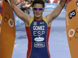 Gómez Noya celebra su triunfo en la línea de meta. (EFE).