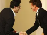 Benicio De Toro, premio al mejor actor en Cannes es felicitado por el presidente del jurado, Sean Penn. (FOTO: REUTERS)