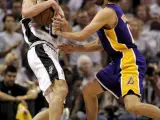 El argentino de los Spurs Manu Ginobili (izq.) disputa un balón ante el esloveno Sasha Vujacic (dcha), de los Lakers.