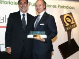 Premio a 20 minutos: Lo recogió Eduardo Díez-Hochleitner (a la derecha en la imagen), vicepresidente de la empresa editora de nuestro diario.  (JORGE PARÍS).