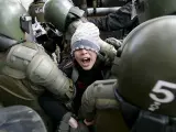 Una manifestante es detenida por la Policía durante una protesta contra la reforma educativa en Chile. (Claudio Reyes / EFE).